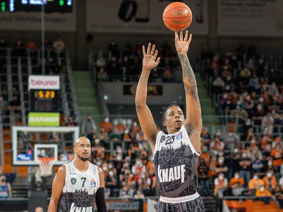 Alex King s Oliver Wuerzburg 07 , Desi Rodriguez s Oliver Wuerzburg 23 , GER, Ratiopharm Ulm vs s Oliver Wuerzburg, Basketball, Bundesliga, easycredit, 12 Spieltag, Spielzeit 2021 2022, 18 02 2022, GER, Ratiopharm Ulm vs s Oliver Wuerzburg, Basketball, Bundesliga, easycredit, 12 Spieltag, Spielzeit 2021 2022, 18 02 2022 Ulm. Copyright: xEibner-Pressefoto SaschaxWaltherx EP_EER