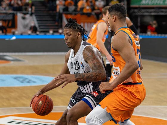 Desi Rodriguez s Oliver Wuerzburg 23 , Karim Jallow Ratiopharm Ulm 35 , GER, Ratiopharm Ulm vs s Oliver Wuerzburg, basketball, Bundesliga, easycredit, 12 Spieltag, Spielzeit 2021 2022, 18 02 2022, GER, Ratiopharm Ulm vs s Oliver Wuerzburg, basketball, Bundesliga, easycredit, 12 Spieltag, Spielzeit 2021 2022, 18 02 2022 Ulm Copyright: xEibner-Pressefoto SaschaxWaltherx EP_EER