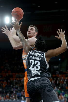18 02 22, Neu Ulm, Germany, ratiopharm Arena, ratiopharm ulm vs s Oliver Wuerzburg Basketball Bundesliga, Philipp Herkenhoff ratiopharm ulm ud Desi Rodriguez s Oliver Wuerzburg in duel Photo H Langer Neu Ulm ratiopharm Arena Bayern Germany  541_ULMWUR20220218_012 Langer-541
