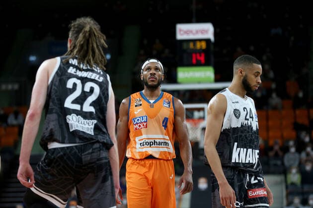 18 02 22, Neu Ulm, Germany, ratiopharm Arena, ratiopharm ulm vs s Oliver Wuerzburg Basketball Bundesliga, Craig Moller s Oliver Wuerzburg , Jaron Blossomgame ratiopharm ulm and Cameron Hunt s Oliver Wuerzburg Looking Photo H Langer Neu Ulm ratiopharm Arena Bayern Germany  541_ULMWUR20220218_019 Langer-541