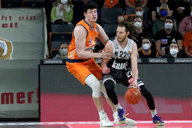 18 02 22, Neu Ulm, Germany, ratiopharm Arena, ratiopharm ulm vs s Oliver Wuerzburg Basketball Bundesliga, Nicolas Bretzel ratiopharm ulm and Craig Moller s Oliver Wuerzburg in duel Photo H Langer Neu Ulm ratiopharm Arena Bayern Germany  541_ULMWUR20220218_020 Langer-541