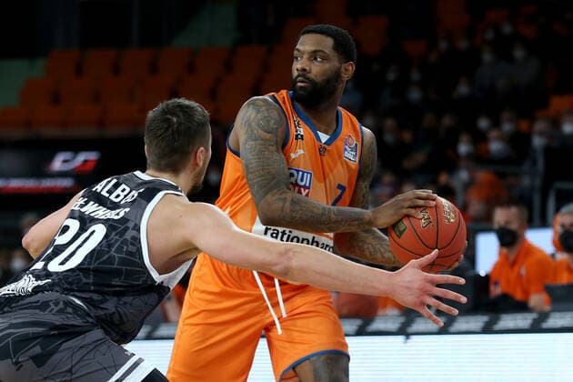 18 02 22, Neu Ulm, Germany, ratiopharm Arena, ratiopharm ulm vs s Oliver Wuerzburg Basketball Bundesliga, Julian Albus s Oliver Wuerzburg and Sindarius Thornwell ratiopharm ulm in duel Photo H Langer Neu Ulm ratiopharm Arena Bayern Germany  541_ULMWUR20220218_027 Langer-541