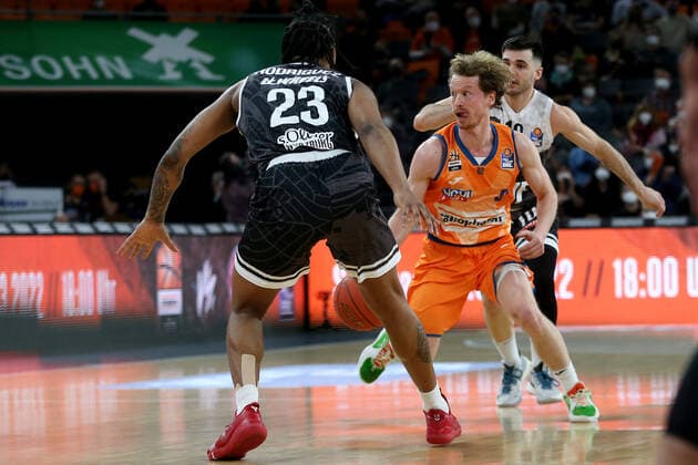18 02 22, Neu Ulm, Germany, ratiopharm Arena, ratiopharm ulm vs s Oliver Wuerzburg Basketball Bundesliga, Desi Rodriguez s Oliver Wuerzburg and Per Guenther ratiopharm ulm in duel Photo H Langer Neu Ulm ratiopharm Arena Bayern Germany  541_ULMWUR20220218_030 Langer-541