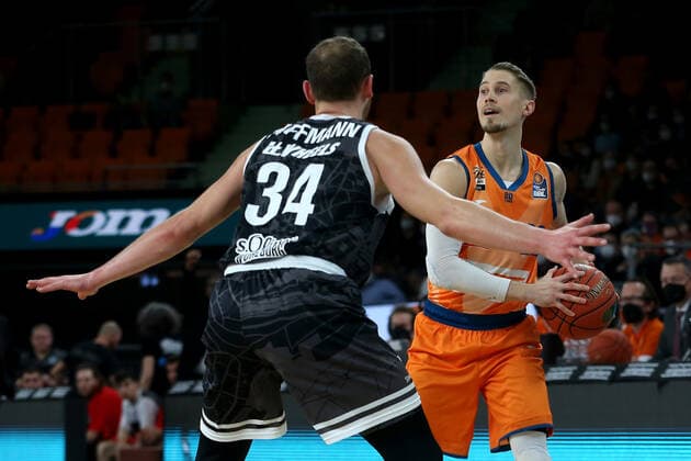 18 02 22, Neu Ulm, Germany, ratiopharm Arena, ratiopharm ulm vs s Oliver Wuerzburg Basketball Bundesliga, Felix Hoffmann s Oliver Wuerzburg and Thomas Klepeisz ratiopharm ulm in a duel Photo H Langer Neu Ulm ratiopharm Arena Bayern Germany  541_ULMWUR20220218_033 Langer-541