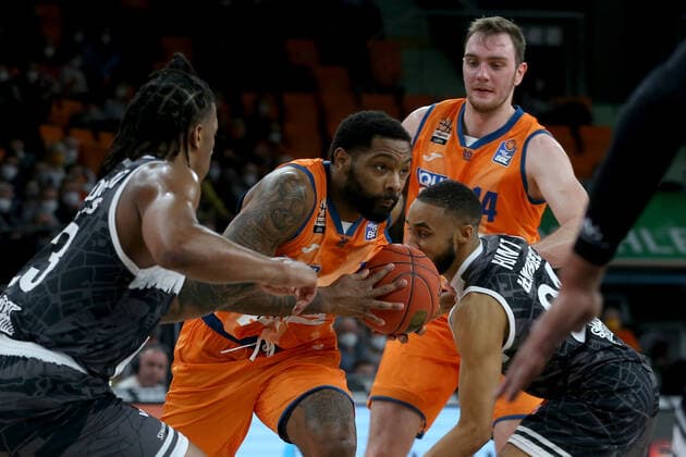 18 02 22, Neu Ulm, Germany, ratiopharm Arena, ratiopharm ulm vs s Oliver Wuerzburg Basketball Bundesliga, Desi Rodriguez s Oliver Wuerzburg , Sindarius Thornwell ratiopharm ulm and Cameron Hunt s Oliver Wuerzburg in duel Photo H Langer Neu Ulm ratiopharm Arena Bayern Germany  541_ULMWUR20220218_034 Langer-541