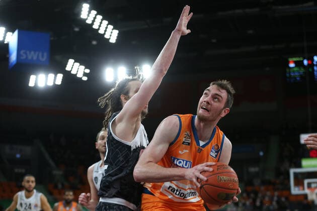 18 02 22, Neu Ulm, Germany, ratiopharm Arena, ratiopharm ulm vs s Oliver Wuerzburg Basketball Bundesliga, Craig Moller s Oliver Wuerzburg and Philipp Herkenhoff ratiopharm ulm in duel Photo H Langer Neu Ulm ratiopharm Arena Bayern Germany  541_ULMWUR20220218_015 Langer-541