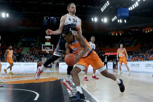 18 02 22, Neu Ulm, Germany, ratiopharm Arena, ratiopharm ulm vs s Oliver Wuerzburg Basketball Bundesliga, Felix Hoffmann s Oliver Wuerzburg and Semaj Christon ratiopharm ulm in duel Photo H Langer Neu Ulm ratiopharm Arena Bayern Germany  541_ULMWUR20220218_017 Langer-541