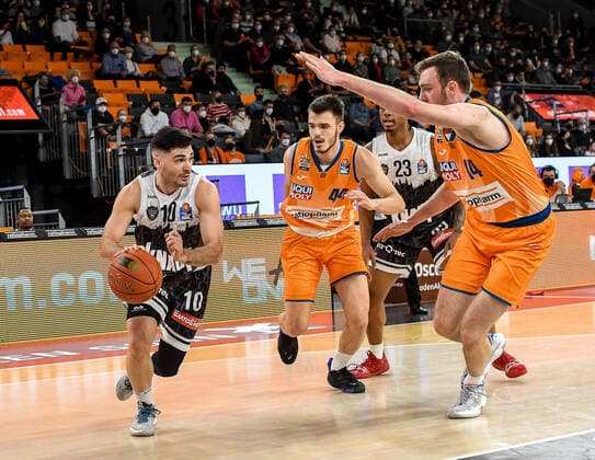 GER, BBL, ratiopharm Ulm vs s Oliver Würzburg Wuerzburg 18 02 2022, ratiopharm arena, New Ulm, GER, BBL, ratiopharm Ulm vs s Oliver Würzburg Wuerzburg, in picture Luciano Parodi Wuerzburg, 10 , Fedor Zugic Ulm, 44 , Philipp Herkenhoff Ulm, 14 nordphotoxGmbHx xHafner nph00200