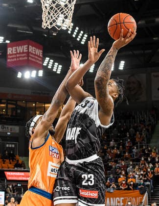 GER, BBL, ratiopharm Ulm vs s Oliver Würzburg Wuerzburg 18 02 2022, ratiopharm arena, New Ulm, GER, BBL, ratiopharm Ulm vs s Oliver Würzburg Wuerzburg, pictured Jaron Blossomgame Ulm, 4 , Desi Rodriguez Wuerzburg, 23 sets up and scores nordphotoxGmbHx xHafner nph00200