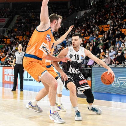 GER, BBL, ratiopharm Ulm vs s Oliver Würzburg Wuerzburg 18 02 2022, ratiopharm arena, New Ulm, GER, BBL, ratiopharm Ulm vs s Oliver Würzburg Wuerzburg, pictured Philipp Herkenhoff Ulm, 14 , Luciano Parodi Wuerzburg, 10 nordphotoxGmbHx xHafner nph00200