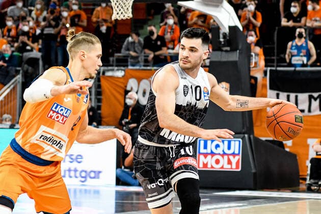 GER, BBL, ratiopharm Ulm vs s Oliver Würzburg Wuerzburg 18 02 2022, ratiopharm arena, New Ulm, GER, BBL, ratiopharm Ulm vs s Oliver Würzburg Wuerzburg, in picture Thomas Klepeisz Ulm, 22 , Luciano Parodi Wuerzburg, 10 nordphotoxGmbHx xHafner nph00200