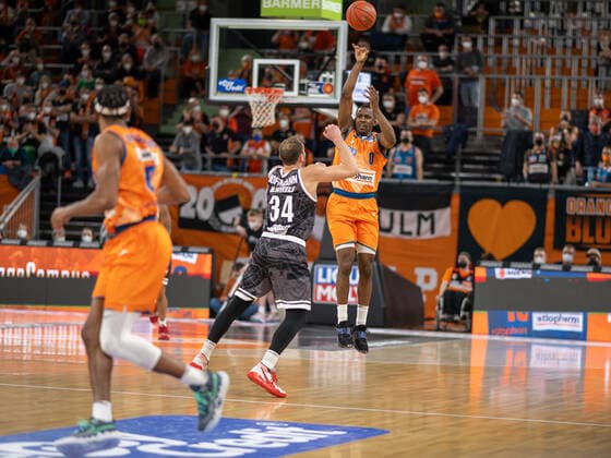 Felix Hoffmann s Oliver Wuerzburg 34 , Semaj Christon Ratiopharm Ulm 00 , GER, Ratiopharm Ulm vs s Oliver Wuerzburg, basketball, Bundesliga, easycredit, 12 Spieltag, Spielzeit 2021 2022, 18 02 2022, GER, Ratiopharm Ulm vs s Oliver Wuerzburg, basketball, Bundesliga, easycredit, 12 Spieltag, Spielzeit 2021 2022, 18 02 2022 Ulm Copyright: xEibner-Pressefoto SaschaxWaltherx EP_EER