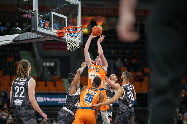 Craig Moller s Oliver Wuerzburg 22 , Karim Jallow Ratiopharm Ulm 35 , Nicolas Bretzel Ratiopharm Ulm 13 , GER, Ratiopharm Ulm vs s Oliver Wuerzburg, basketball, Bundesliga, easycredit, 12 Spieltag, Spielzeit 2021 2022, 18 02 2022, GER, Ratiopharm Ulm vs s Oliver Wuerzburg, basketball, Bundesliga, easycredit, 12 Spieltag, Spielzeit 2021 2022, 18 02 2022 Ulm Copyright: xEibner-Pressefoto SaschaxWaltherx EP_EER