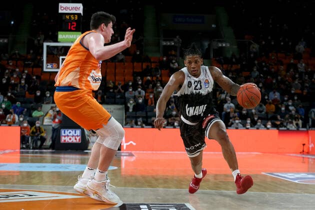 18 02 22, Neu Ulm, Germany, ratiopharm Arena, ratiopharm ulm vs s Oliver Wuerzburg Basketball Bundesliga, Nicolas Bretzel ratiopharm ulm imd Desi Rodriguez s Oliver Wuerzburg in duel Photo H Langer Neu Ulm ratiopharm Arena Bayern Germany  541_ULMWUR20220218_049 Langer-541