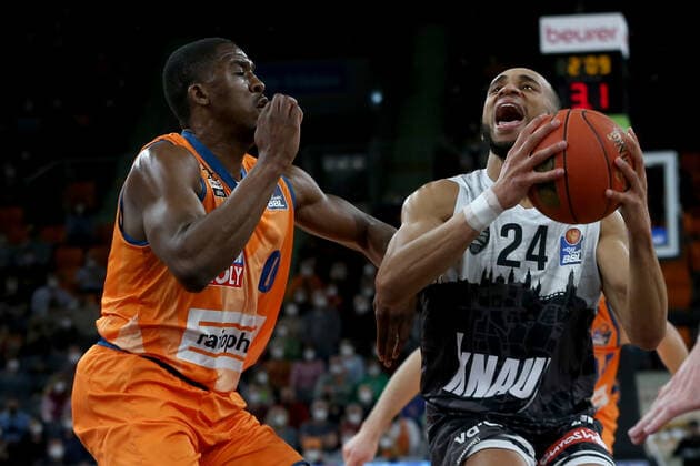 18 02 22, Neu Ulm, Germany, ratiopharm Arena, ratiopharm ulm vs s Oliver Wuerzburg Basketball Bundesliga, Semaj Christon ratiopharm ulm and Cameron Hunt s Oliver Wuerzburg in duel Photo H Langer Neu Ulm ratiopharm Arena Bayern Germany  541_ULMWUR20220218_055 Langer-541