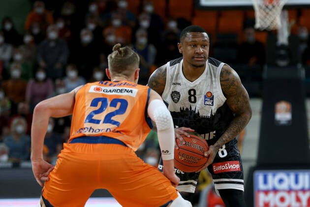 18 02 22, Neu Ulm, Germany, ratiopharm Arena, ratiopharm ulm vs s Oliver Wuerzburg Basketball Bundesliga, Thomas Klepeisz ratiopharm ulm and Charles Callison s Oliver Wuerzburg in duel Photo H Langer Neu Ulm ratiopharm Arena Bayern Germany  541_ULMWUR20220218_060 Langer-541