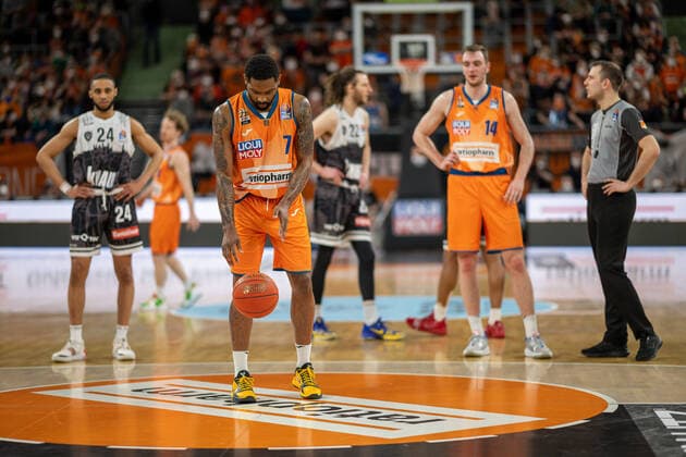 Sindarius Thornwell Ratiopharm Ulm 07 , free throw after technical foul, GER, Ratiopharm Ulm vs s Oliver Wuerzburg, basketball, Bundesliga, easycredit, 12 Spieltag, Spielzeit 2021 2022, 18 02 2022, GER, Ratiopharm Ulm vs s Oliver Wuerzburg, basketball, Bundesliga, easycredit, 12 Spieltag, Spielzeit 2021 2022, 18 02 2022 Ulm Copyright: xEibner-Pressefoto SaschaxWaltherx EP_EER