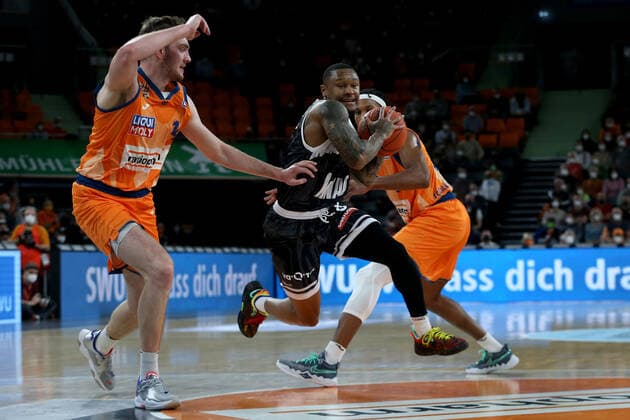 18 02 22, Neu Ulm, Germany, ratiopharm Arena, ratiopharm ulm vs s Oliver Wuerzburg Basketball Bundesliga, Philipp Herkenhoff ratiopharm ulm , Charles Callison s Oliver Wuerzburg and Jaron Blossomgame ratiopharm ulm in duel Photo H Langer Neu Ulm ratiopharm Arena Bayern Germany  541_ULMWUR20220218_066 Langer-541