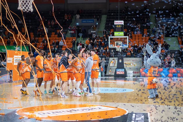 Ulm cheers, GER, Ratiopharm Ulm vs s Oliver Wuerzburg, basketball, Bundesliga, easycredit, 12 Spieltag, Spielzeit 2021 2022, 18 02 2022, GER, Ratiopharm Ulm vs s Oliver Wuerzburg, basketball, Bundesliga, easycredit, 12 Spieltag, Spielzeit 2021 2022, 18 02 2022 Ulm Copyright: xEibner-Pressefoto SaschaxWaltherx EP_EER
