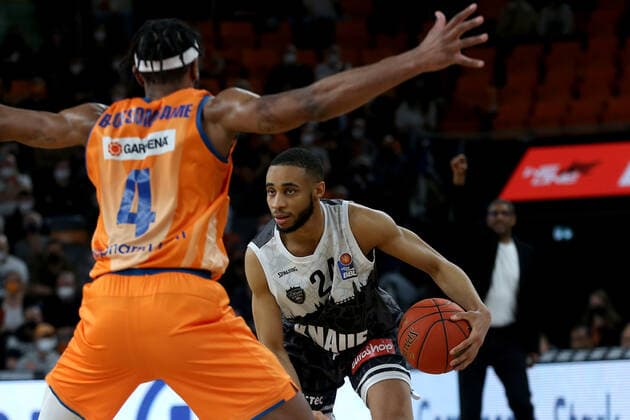 18 02 22, Neu Ulm, Germany, ratiopharm Arena, ratiopharm ulm vs s Oliver Wuerzburg Basketball Bundesliga, Jaron Blossomgame ratiopharm ulm and Cameron Hunt s Oliver Wuerzburg in duel Photo H Langer Neu Ulm ratiopharm Arena Bayern Germany  541_ULMWUR20220218_072 Langer-541