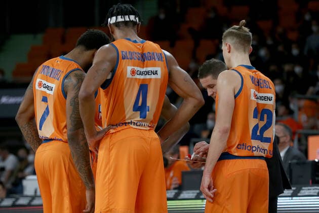 18 02 22, Neu Ulm, Germany, ratiopharm Arena, ratiopharm ulm vs s Oliver Wuerzburg Basketball Bundesliga, Head Coach Jaka Lakovic ratiopharm ulm gestures, gestures photo H Langer Neu Ulm ratiopharm Arena Bayern Germany  541_ULMWUR20220218_076 Langer-541