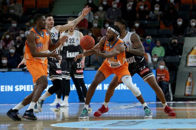 18 02 22, Neu Ulm, Germany, ratiopharm Arena, ratiopharm ulm vs s Oliver Wuerzburg Basketball Bundesliga, Semaj Christon ratiopharm ulm Luciano Parodi s Oliver Wuerzburg , Jaron Blossomgame ratiopharm ulm and Desi Rodriguez s Oliver Wuerzburg in duel Photo H Langer Neu Ulm ratiopharm Arena Bayern Germany  541_ULMWUR20220218_077 Langer-541