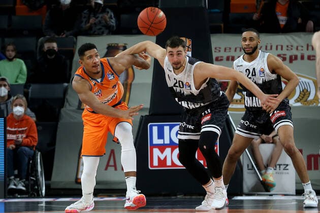 18 02 22, Neu Ulm, Germany, ratiopharm Arena, ratiopharm ulm vs s Oliver Wuerzburg Basketball Bundesliga, Karim Jallow ratiopharm ulm , Julian Albus s Oliver Wuerzburg and Cameron Hunt s Oliver Wuerzburg in duel Photo H Langer Neu Ulm ratiopharm Arena Bayern Germany  541_ULMWUR20220218_078 Langer-541