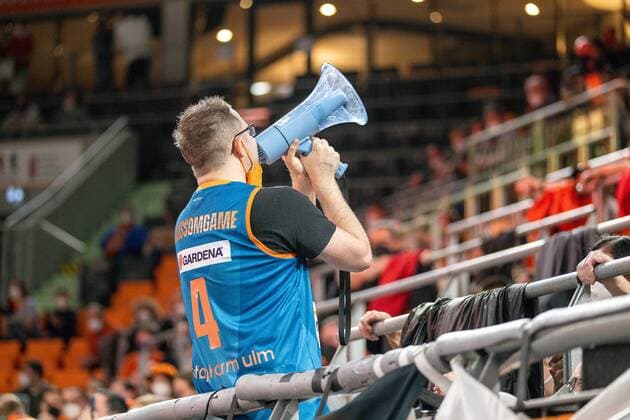 Ulm spectators, fan spokesman, GER, Ratiopharm Ulm vs s Oliver Wuerzburg, basketball, Bundesliga, easycredit, 12 Spieltag, Spielzeit 2021 2022, 18 02 2022, GER, Ratiopharm Ulm vs s Oliver Wuerzburg, basketball, Bundesliga, easycredit, 12 Spieltag, Spielzeit 2021 2022, 18 02 2022 Ulm Copyright: xEibner-Pressefoto SaschaxWaltherx EP_EER