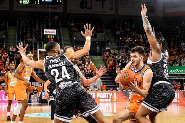 GER, BBL, ratiopharm Ulm vs s Oliver Würzburg Wuerzburg 18 02 2022, ratiopharm arena, New Ulm, GER, BBL, ratiopharm Ulm vs s Oliver Würzburg Wuerzburg, pictured Cameron Hunt Wuerzburg, 24 , Fedor Zugic Ulm, 44 , Desi Rodriguez Wuerzburg, 23 nordphotoxGmbHx xHafner nph00200