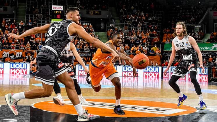 GER, BBL, ratiopharm Ulm vs s Oliver Würzburg Wuerzburg 18 02 2022, ratiopharm arena, Neu Ulm, GER, BBL, ratiopharm Ulm vs s Oliver Würzburg Wuerzburg, in picture Filip Stanic Wuerzburg, 65 , Semaj Christon Ulm, 0 with full effort and last power, Craig Moller Wuerzburg, 22 nordphotoxGmbHx xHafner nph00200