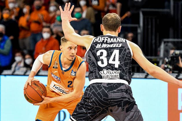 GER, BBL, ratiopharm Ulm vs s Oliver Würzburg Wuerzburg 18 02 2022, ratiopharm arena, New Ulm, GER, BBL, ratiopharm Ulm vs s Oliver Würzburg Wuerzburg, in picture Thomas Klepeisz Ulm, 22 , Felix Hoffmann Wuerzburg, 34 nordphotoxGmbHx xHafner nph00200