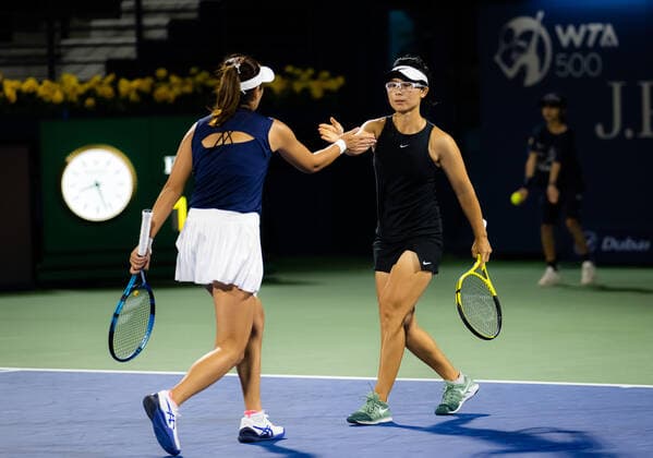 February 18, 2022, DUBAI, UNITED ARAB EMIRATES: Yifan Xu of China & Zhaoxuan Yang of China in action during the doubles semi-final of the 2022 Dubai Duty Free Tennis Championships WTA, Tennis Damen 1000 tennis tournament DUBAI UNITED ARAB EMIRATES - ZUMAa181 20220218_zaa_a181_025 Copyright: xRobxPrangex