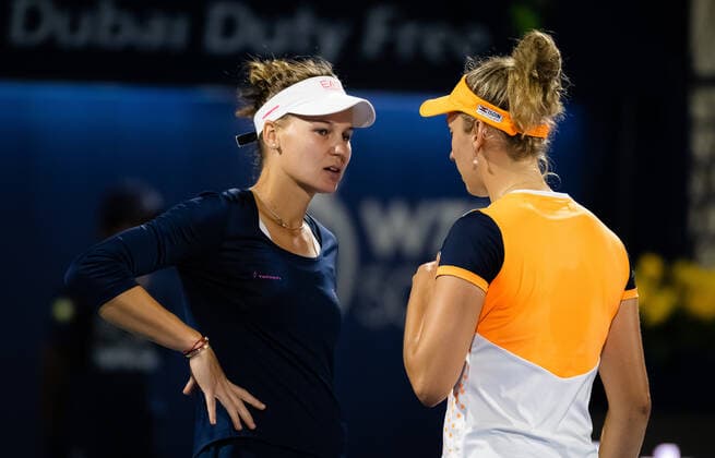 February 18, 2022, DUBAI, UNITED ARAB EMIRATES: Elise Mertens of Belgium & Veronika Kudermetova of Russia in action during the doubles semi-final of the 2022 Dubai Duty Free Tennis Championships WTA, Tennis Damen 1000 tennis tournament DUBAI UNITED ARAB EMIRATES - ZUMAa181 20220218_zaa_a181_028 Copyright: xRobxPrangex