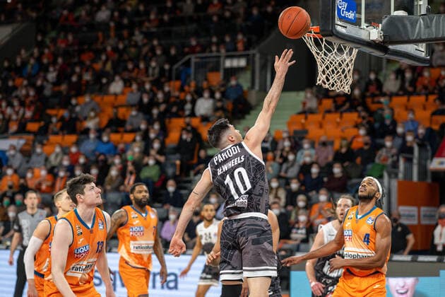 Nicolas Bretzel Ratiopharm Ulm 13 , Luciano Parodi s Oliver Wuerzburg 10 , Jaron Blossomgame Ratiopharm Ulm 04 , GER, Ratiopharm Ulm vs s Oliver Wuerzburg, basketball, Bundesliga, easycredit, 12 Spieltag, Spielzeit 2021 2022, 18 02 2022, GER, Ratiopharm Ulm vs s Oliver Wuerzburg, basketball, Bundesliga, easycredit, 12 Spieltag, Spielzeit 2021 2022, 18 02 2022 Ulm Copyright: xEibner-Pressefoto SaschaxWaltherx EP_EER