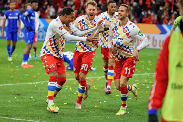Bilder des Jahres 2022, Sport 02 Februar Sport Themen der Woche KW 07 Sport Bilder des Tages Mainz, Deutschland 18. Februar 2022: 1. BL - 2021 2022 - FSV Mainz 05 vs. Bayer 04 Leverkusen Torschuetze Marcus Ingvartsen (Mainz)(1. v.re.) freut sich ueber sein Siegor zum 3:2. DFL regulations prohibit any use of photographs as image sequences tand or quasi-video Mewa Arena Rheinland - Pfalz *** Mainz, Germany 18 February 2022 1 BL 2021 2022 FSV Mainz 05 vs Bayer 04 Leverkusen Goal scorer Marcus Ingvartsen Mainz 1 v re happy about his winning goal to 3 2 DFL regulations prohibit any use of photographs as image sequences tand or quasi video Mewa Arena Rheinland Pfalz Copyright: xFotostandx xRacochax