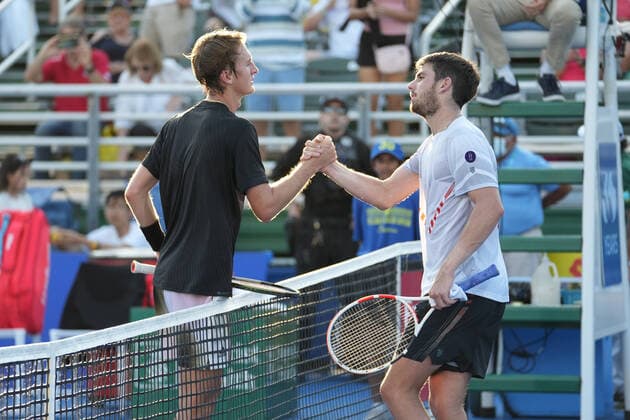 February 18, 2022, Delray Beach, Florida, United States: February, 18 - Delray Beach: Cameron Norrie(GBR) shakes hands with Sebastian Korda(USA) after defeating him 62 16 76(4) during their quarterfinal match at the 2022 Delray Beach Open by Vitacost.com. Delray Beach United States - ZUMApa3_ 0151405644st Copyright: xAndrewxPatronx