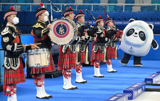 Sport Bilder des Tages (220219) -- BEIJING, Feb. 19, 2022 -- Musicians perform prior to the curling men s gold medal game of Beijing 2022 Winter Olympics between Great Britain and Sweden at National Aquatics Centre in Beijing, capital of China, Feb. 19, 2022. ) (BEIJING2022)CHINA-BEIJING-OLYMPIC Winter games, Winterspiele,Spiele, Summer games CURLING-MEN S GOLD MEDAL GAME-GBR VS SWE (CN) LixHe 