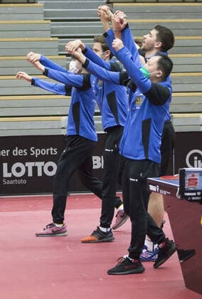 18 02 2022, xrhsx, table tennis 1 Bundesliga, 1 FC Saarbrücken TTC Neu Ulm emspor, v l Saarbrücken thanks fans Saarbrücken