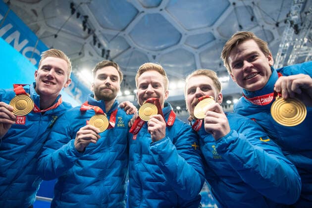 Bilder des Jahres 2022, Sport 02 Februar Sport Themen der Woche KW 07 Sport Bilder des Tages 220219 Daniel Magnusson, Oskar Eriksson, Niklas Edin, Rasmus Wranaa and Christoffer Sundgren of Sweden celebrates with gold medals after men?s curling final match between Sweden and Great Britain during day 15 of the 2022 Winter Olympics on February 19, 2022 in Beijing. Photo: Maxim Thore BILDBYRAN kod MT MT0332 curling Olympic Games, Olympische Spiele, Olympia, OS olympics winter olympics os ol olympiska spel vinter-os olympiske leker peking peking 2022 beijing 2022 beijing 2022 olympic games beijing 2022 winter olympic games peking-os beijing-ol vinter-ol 15 bbeng sverige england sweden celebration jubel *** 220219 Daniel Magnusson, Oskar Eriksson, Niklas Edin, Rasmus Wranaa and Christoffer Sundgren of Sweden celebrates with gold medals after men cur s curling final match between Sweden and Great Britain during day 15 of the 2022 Winter Olympics on February 19, 2022 in Beijing Photo Maxim Thore BILDBYRAN code MT MT0332 curling olympic games olympics winter olympics os ol olympiska spel vinter os olympiske leker peking peking 2022 beijing 2022 beijing 2022 olympic games beijing 2022 winter olympic games peking os beijing ol vinter ol 15 bbeng sverige england sweden celebration jubel,  Copyright: MAXIMxTHORE BB220219MT069