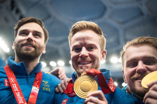 220219 Oskar Eriksson, Niklas Edin, Rasmus Wranaa of Sweden celebrates with gold medals after men cur s curling final match between Sweden and Great Britain during day 15 of the 2022 Winter Olympics on February 19, 2022 in Beijing Photo Maxim Thore BILDBYRAN kod MT MT0332 curling olympic games olympics winter olympics os ol olympic games winter os olympic games peking peking peking 2022 beijing 2022 beijing 2022 olympic games beijing 2022 winter olympic games peking os beijing ol winter ol 15 bbeng sweden england celebration jubel sweden guld,  Copyright: MAXIMxTHORE BB220219MT071