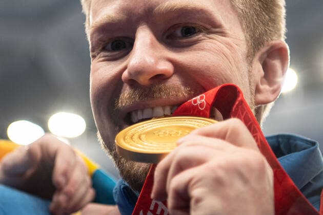 220219 Niklas Edin of Sweden poses with his gold olympic medal after a men cur s curling final match between Sweden and Great Britain during day 15 of the 2022 Winter Olympics on February 19, 2022 in Beijing Photo Maxim ThorÃ BILDBYRAN kod MT MT0332 curling olympic games olympics winter olympics os ol olympic games winter os olympics leeks peking peking 2022 beijing 2022 beijing 2022 olympic games beijing 2022 winter olympic games peking os beijing ol winter ol 15 bbeng sweden england cheers gold os gold,  Copyright: MAXIMxTHORE BB220219MT074