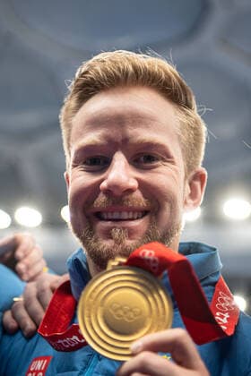 220219 Niklas Edin of Sweden poses with his gold olympic medal after a men cur s curling final match between Sweden and Great Britain during day 15 of the 2022 Winter Olympics on February 19, 2022 in Beijing Photo Maxim ThorÃ BILDBYRAN kod MT MT0332 curling olympic games olympics winter olympics os ol olympic games winter os olympic games peking peking 2022 beijing 2022 beijing 2022 olympic games beijing 2022 winter olympic games peking os beijing ol winter ol 15 bbeng sweden england,  Copyright: MAXIMxTHORE BB220219MT076