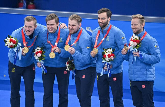 (220219) -- BEIJING, Feb. 19, 2022 -- Gold medalists of Sweden react during the awarding ceremony of curling men s event of Beijing 2022 Winter Olympics at National Aquatics Centre in Beijing, capital of China, Feb. 19, 2022. ) (BEIJING2022)CHINA-BEIJING-OLYMPIC Winter games, Winterspiele,Spiele, Summer games CURLING-AWARDING CEREMONY (CN) HuangxXiaobang 