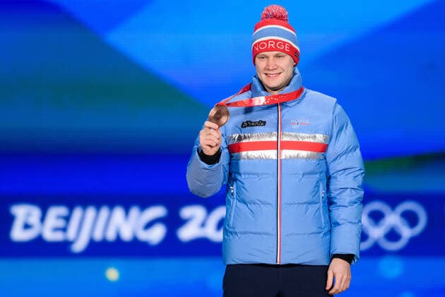 220219 Havard Holmefjord Lorentzen of Norway celebrates with bronze medal at the medal ceremony for men s speed skating 1000 meter during day 15 of the 2022 Winter Olympics on February 19, 2022 in Beijing Photo Mathias Bergeld BILDBYRAN kod MB MB0346 skridskor speed skating olympic games olympics winter olympics os ol olympiska spel vinter os olympiske leker peking peking peking 2022 beijing 2022 beijing 2022 olympic games beijing 2022 winter olympic games peking os beijing ol vinter ol 15 bbeng medaljceremoni medal ceremony celebration jubel norge norway brons,  Copyright: MATHIASxBERGELD BB220219MB036