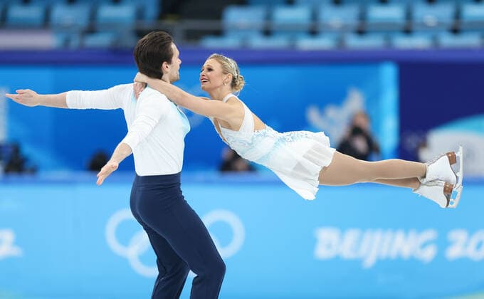 Sport Bilder des Tages (220219) -- BEIJING, Feb. 19, 2022 -- Kirsten Moore-Towers (R) Michael Marinaro of Canada perform during the Figure skating, Eiskunstlauf pair skating free skating of the Beijing 2022 Winter Olympics at Capital Indoor Stadium in Beijing, capital of China, Feb. 19, 2022. ) (BEIJING2022)CHINA-BEIJING-OLYMPIC Winter games, Winterspiele,Spiele, Summer games FIGURE SKATING-PAIR SKATING-FREE SKATING (CN) LanxHongguang 