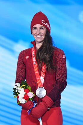 (220219) -- BEIJING, Feb. 19, 2022 -- Silver medalist Ivanie Blondin of Canada poses during the awarding ceremony of Speed skating, Eisschnelllauf women s mass start at the Beijing Medals Plaza of the Winter Olympics in Beijing, capital of China, Feb. 19, 2022. ) (BEIJING2022)CHINA-BEIJING-OLYMPIC Winter games, Winterspiele,Spiele, Summer games AWARDING CEREMONY-SPEED SKATING (CN) HuangxZongzhi 