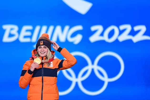 (220219) -- BEIJING, Feb. 19, 2022 -- Gold medalist Irene Schouten of the Netherlands reacts during the awarding ceremony of Speed skating, Eisschnelllauf women s mass start at the Beijing Medals Plaza of the Winter Olympics in Beijing, capital of China, Feb. 19, 2022. ) (BEIJING2022)CHINA-BEIJING-OLYMPIC Winter games, Winterspiele,Spiele, Summer games AWARDING CEREMONY-SPEED SKATING (CN) HuangxZongzhi 