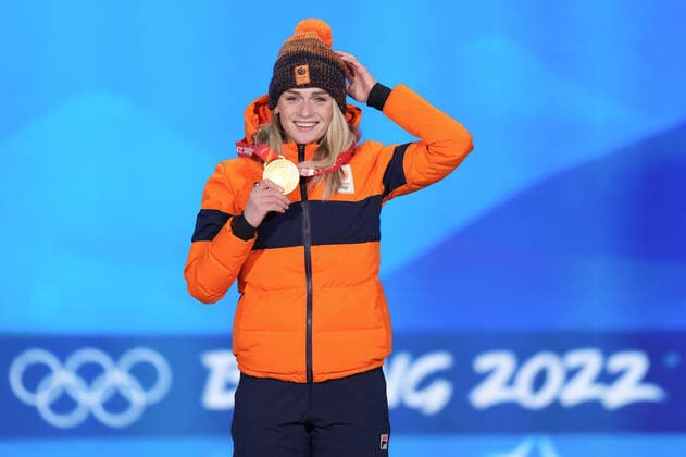 (220219) -- BEIJING, Feb. 19, 2022 -- Gold medalist Irene Schouten of the Netherlands reacts during the awarding ceremony of Speed skating, Eisschnelllauf women s mass start at the Beijing Medals Plaza of the Winter Olympics in Beijing, capital of China, Feb. 19, 2022. ) (BEIJING2022)CHINA-BEIJING-OLYMPIC Winter games, Winterspiele,Spiele, Summer games AWARDING CEREMONY-SPEED SKATING (CN) XuexYuge 