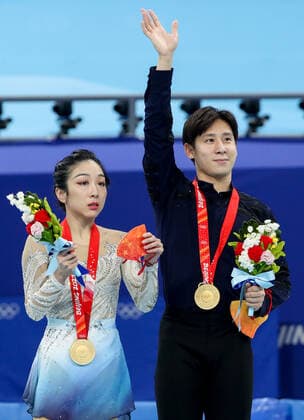 BEIJING, CHINA - FEBRUARY 19, 2022: Gold medalists Jin Yang and Peng Cheng of China at a flower ceremony for the pair skating at the 2022 Winter Olympic Games, Olympische Spiele, Olympia, OS at the Capital Indoor Stadium. Valery Sharifulin TASS  TS124570