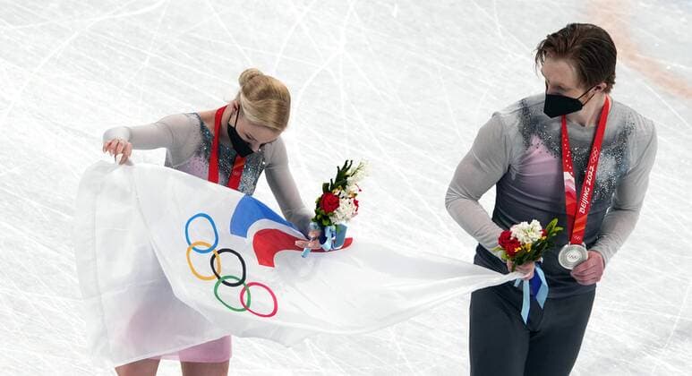 China Olympics 2022 Medal Ceremony 8120807 19.02.2022 Silver medalists Russian Olympic Committee s Evgenia Tarasova and Vladimir Morozov pose during the medal ceremony for the pairs Figure skating, Eiskunstlauf event during the Beijing 2022 Winter Olympic Games, Olympische Spiele, Olympia, OS at Capital Indoor Stadium in Beijing, China. Alexander Vilf Sputnik Beijing China  Copyright: xAlexanderxVilfx